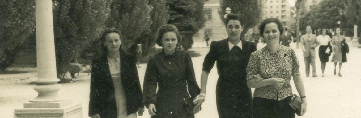 Ženske na promenadi v Tivoliju, pred 2. sv. vojno, foto: Karel Holynski. Hrani Dokumentacija SEM.