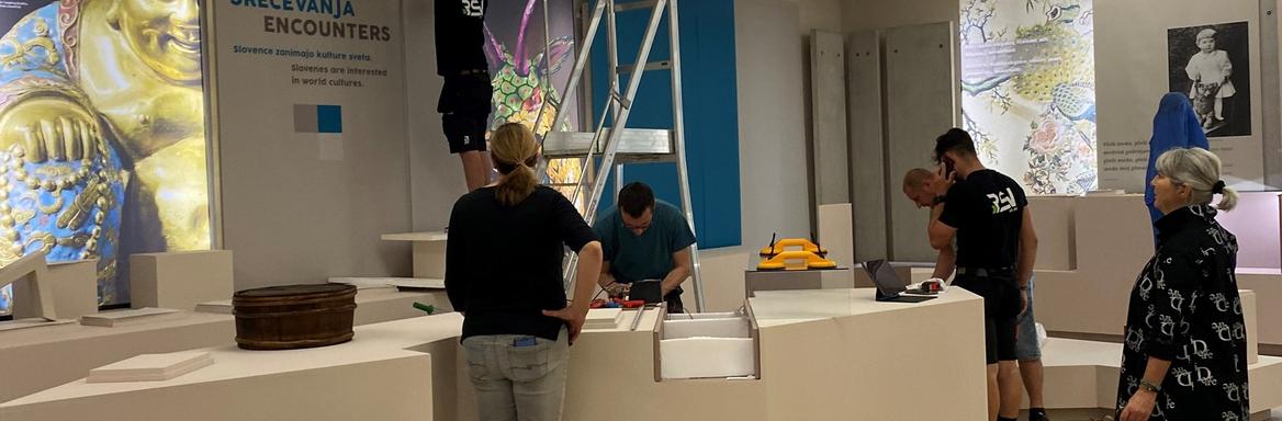 Pokuk v ozadje nastajanja prvega dela nove stalne razstave Človek in čas: Prvih 100. Foto: Irena Plešivčnik