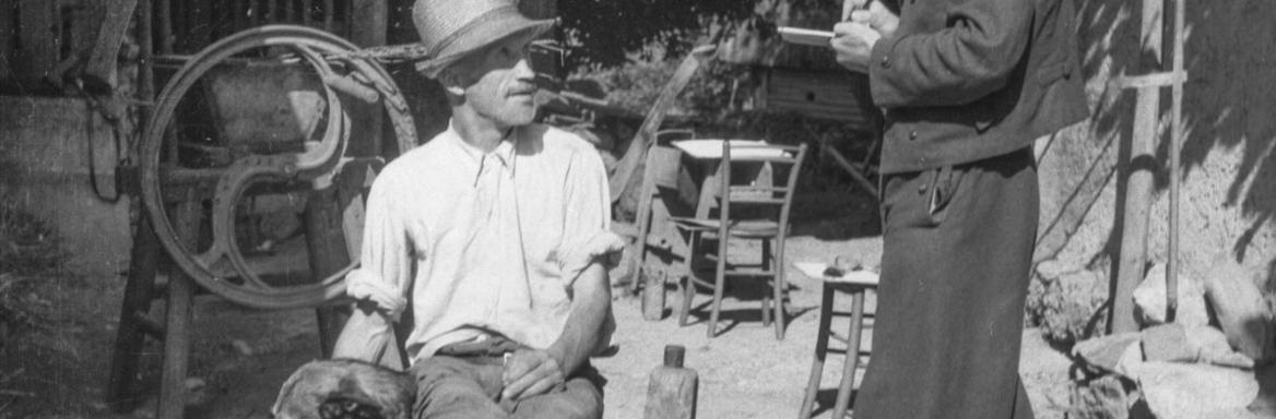 Dr. Boris Orel v pogovoru z domačinom, Gajniče, 1949. Hrani: Dokumentacija SEM