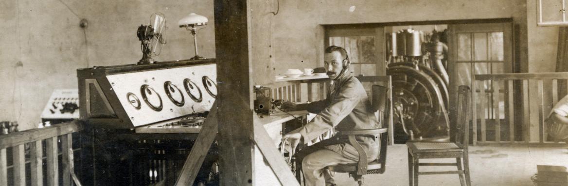 Ena izmed fotografij telegrafske postaje v albumu iz Toga, med 1911 in 1914, hrani Dokumentacija SEM