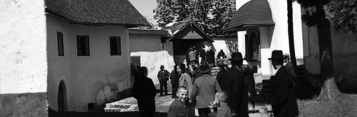 Romarji pred cerkvijo na Šmarni gori