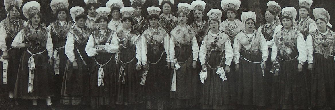 Avba kot del poenotenega pripadnostnega kostuma. Sprevod narodnih noš, Ljubljana, 1908 / Dokumentacija SEM.