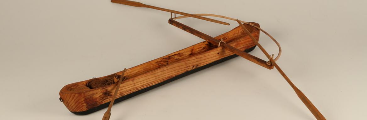 Model čolna, morskega deblaka, čupe, izdelan kot spomin na čupo Marijo Caharijevih iz Nabrežine pri Trstu. Izdelal Zdravko Caharija.