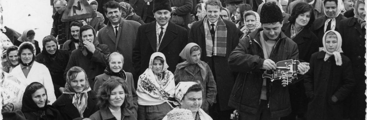 Boris Kuhar s kamero in fotoaparatom med udeleženci borovega gostüvanja. Šalovci, 1964 (dokumentacija SEM).