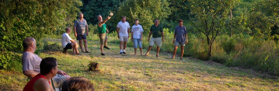 Igranje igre škuljanje. Foto: Nives Hvalica, 2008. 