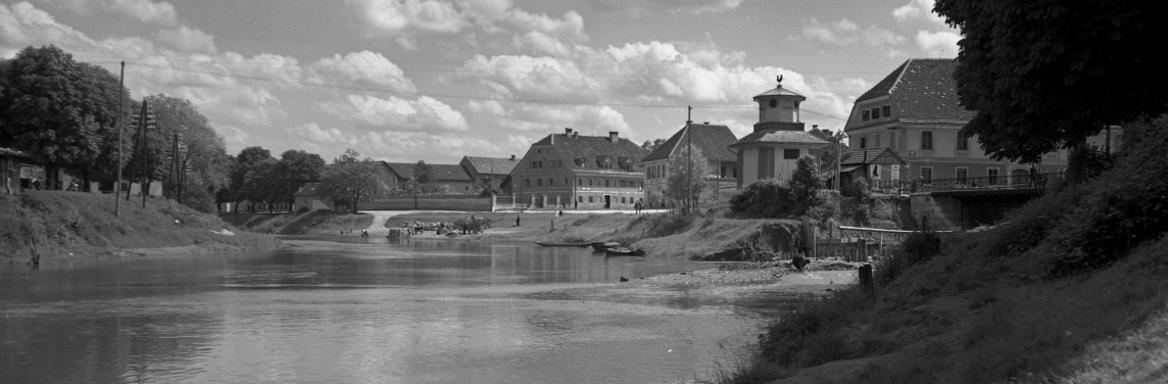 Trnovski pristan pred Plečnikovo ureditvijo nabrežja. Foto: Anton Šušteršič, 30. leta 20. stoletja