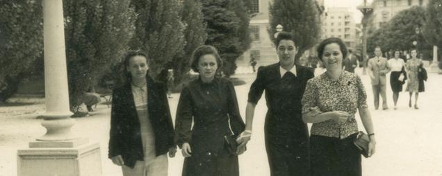 Ženske na promenadi v Tivoliju, pred 2. sv. vojno, foto: Karel Holynski. Hrani Dokumentacija SEM.