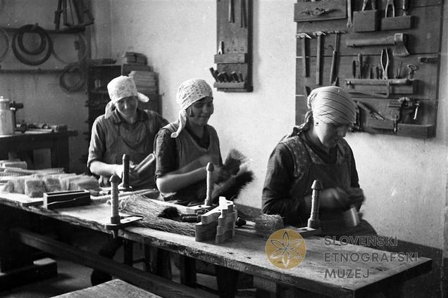 Ročna izdelava metel v Nagličevi ščetarski delavnici leta 1932 v Šmarci pri Kamniku. Foto: Peter Naglič, Zbirka fotografij, SEM