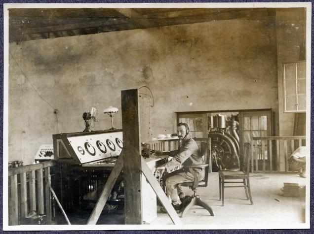 Ena izmed fotografij telegrafske postaje v albumu iz Toga, med 1911 in 1914, hrani Dokumentacija SEM