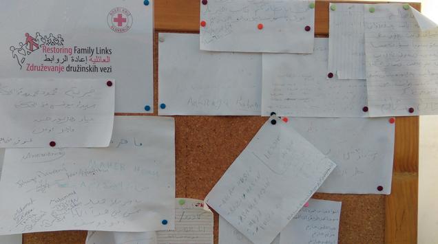 Tabla Rdečega križa z informaciami za ljudi, ki so izgubili sorodnike