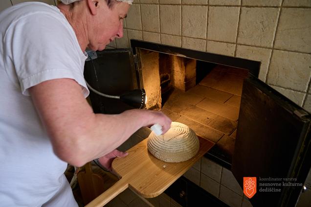 Priprava koroškega rženega kruha. Foto: T. Jeseničnik, 2021