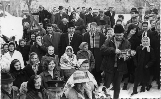 Prvih pet filmov je na južnem Pohorju posnel Boris Kuhar leta 1963; tukaj ga vidimo med udeleženci borovega gostüvanja v Gerlincih leta 1974 (Foto: arhiv SEM).
