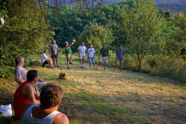 Igranje igre škuljanje. Foto: Nives Hvalica, 2008. 