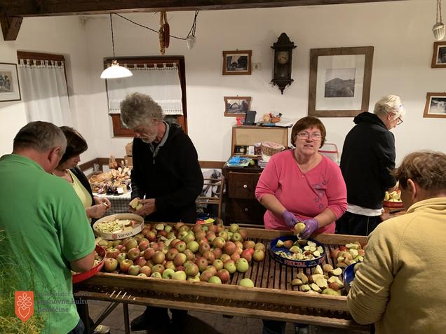 Sušenje sadja v vaški sušilnici v Gradežu. Foto: M. Starič, 2019