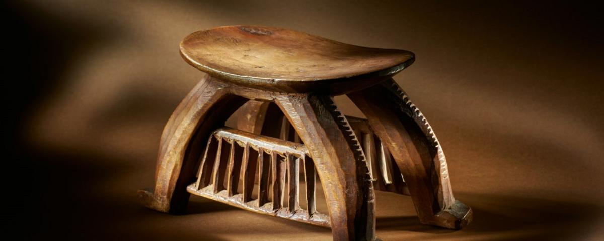 Lesen stolček iz južnega Sudana. Prva polovica 19. stol., zbirka SEM. Foto: Tomo Jeseničnik