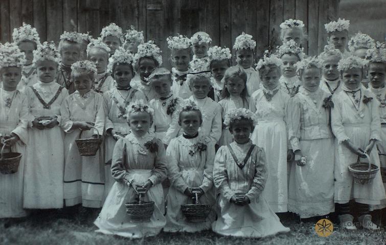 Deklice z venčki na glavah za procesijo na Telovo; med 1. in 2. svetovno vojno / Dokumentacija SEM. Deklice z venčki na glavah za procesijo na Telovo; med 1. in 2. svetovno vojno / Dokumentacija SEM.