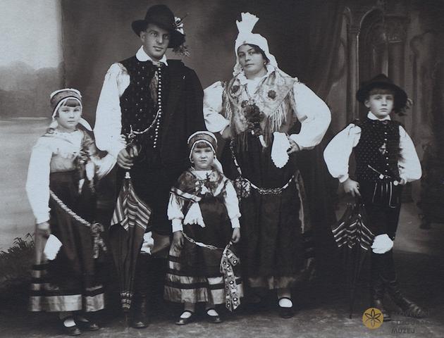 Studijska fotografija meščanske družine v poustvarjenih kostumih slovenskega (gorenjskega) kmetstva; Ljubljana, konec 20. let 20. stol. / Dokumentacija SEM. Studijska fotografija meščanske družine v poustvarjenih kostumih slovenskega (gorenjskega) kmetstva; Ljubljana, konec 20. let 20. stol. / Dokumentacija SEM.