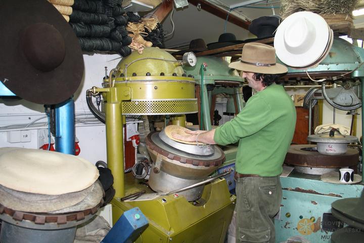 Klobučar in slamnikar S. Pajk pri delu, Ljubljana, 2014 / Dokumentacija SEM (foto: T. Zidarič). Klobučar in slamnikar S. Pajk pri delu, Ljubljana, 2014 / Dokumentacija SEM (foto: T. Zidarič).