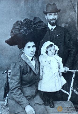 Studijska fotografija družina prokurista - pokrivala s svojimi dimenzijami in formami poudarjajo imenitnost družbenega statusa; Ljubljana, 1915 / Dokumentacija SEM. Studijska fotografija družina prokurista - pokrivala s svojimi dimenzijami in formami poudarjajo imenitnost družbenega statusa; Ljubljana, 1915 / Dokumentacija SEM.