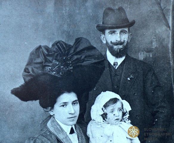 Studijska fotografija družina prokurista - pokrivala s svojimi dimenzijami in formami poudarjajo imenitnost družbenega statusa; Ljubljana, 1915 / Dokumentacija SEM.