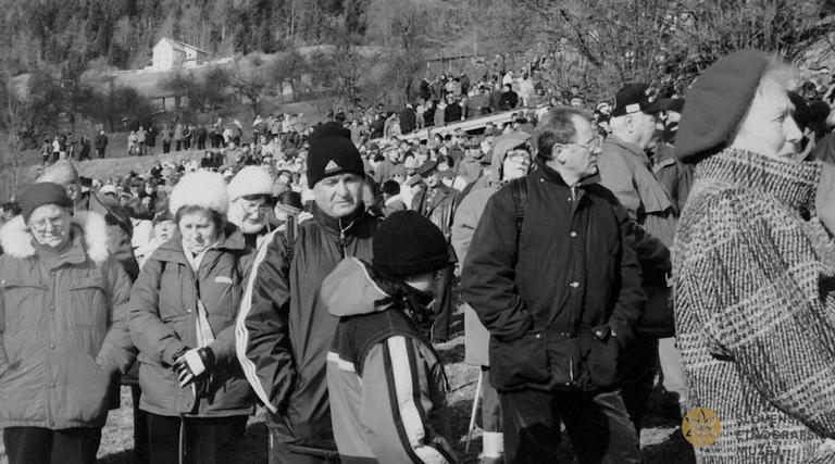 S spominske prireditve v Dražgošah leta 2001 / Dokumentacija SEM (foto T. Tomažič) S spominske prireditve v Dražgošah leta 2001 / Dokumentacija SEM (foto T. Tomažič)
