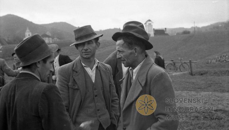 Barantanje na sejmu v Mokronogu, 1951 / Dokumentacija SEM (foto: S. Vilfan) Barantanje na sejmu v Mokronogu, 1951 / Dokumentacija SEM (foto: S. Vilfan)