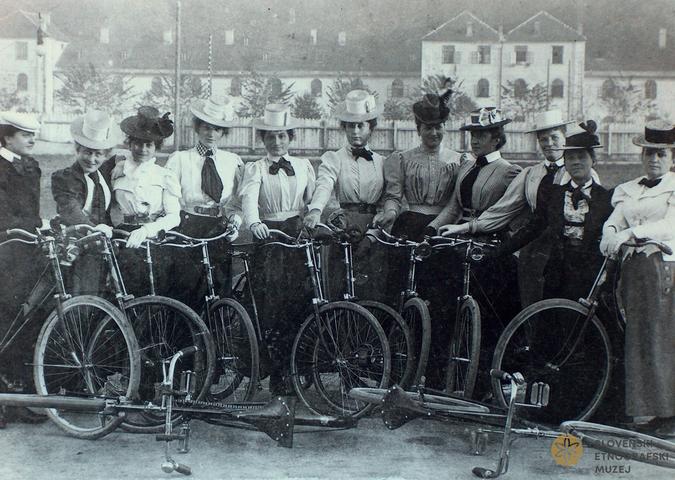 Članice kolesarskega kluba iz Ljubljane; pred 1900 / Dokumentacija SEM. Članice kolesarskega kluba iz Ljubljane; pred 1900 / Dokumentacija SEM.