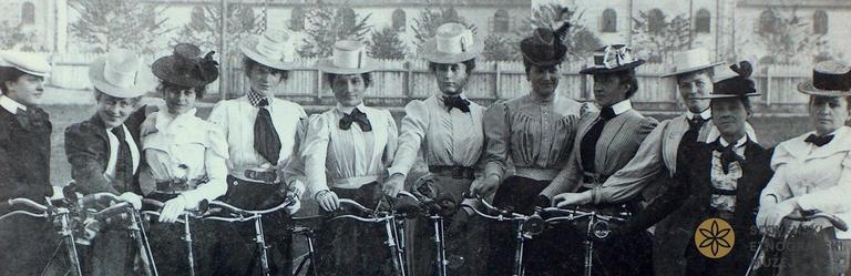 Članice kolesarskega kluba iz Ljubljane; pred 1900 / Dokumentacija SEM.