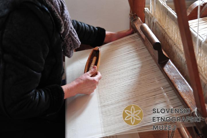 Tkanje domačega platna na statvah, foto Anja Jerin, Adlešiči, 2013 (Dokumentacija SEM).