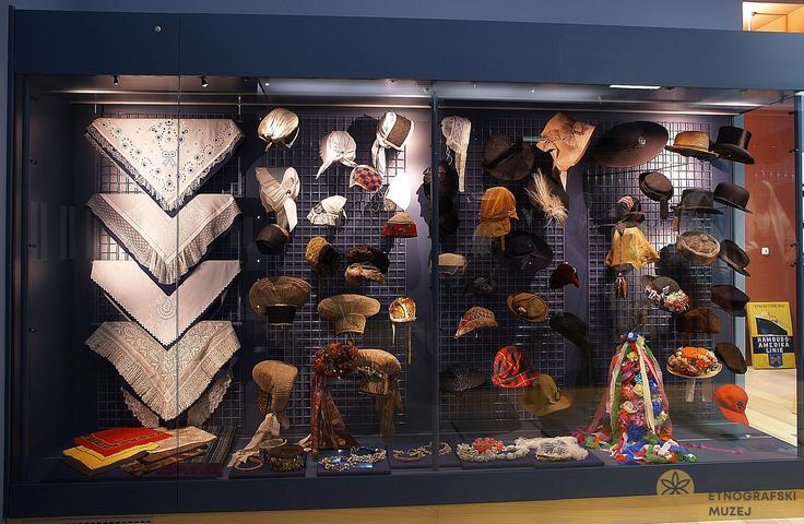 Pokrivala po tipologiji, stalna razstava SEM / Dokumentacija SEM (foto N. Žgank). Pokrivala po tipologiji, stalna razstava SEM / Dokumentacija SEM (foto N. Žgank).