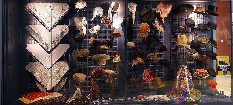 Pokrivala po tipologiji, stalna razstava SEM / Dokumentacija SEM (foto N. Žgank).