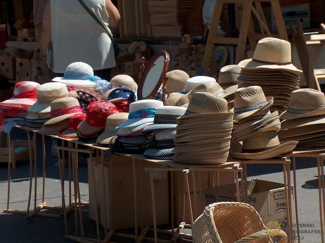 Prodaja pokrival na ljubljanski tržnici, 2004 / foto: J. Žagar. Prodaja pokrival na ljubljanski tržnici, 2004 / foto: J. Žagar.