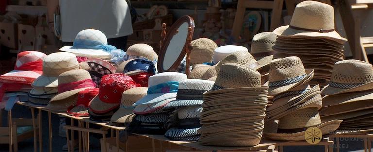 Prodaja pokrival na ljubljanski tržnici, 2004 / foto: J. Žagar. 