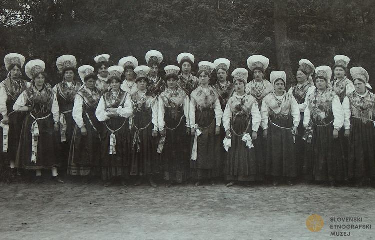 Avba kot del poenotenega pripadnostnega kostuma. Sprevod narodnih noš, Ljubljana, 1908 / Dokumentacija SEM. Avba kot del poenotenega pripadnostnega kostuma. Sprevod narodnih noš, Ljubljana, 1908 / Dokumentacija SEM.