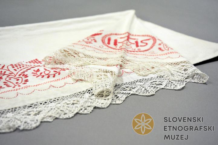 Mrtvaški prt z izvezeno letnico 1848 in čipko narejeno iz lanene niti (EM8824), foto Anja Jerin. 