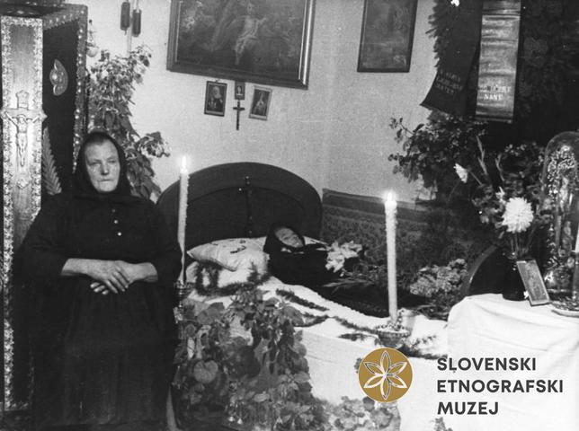 Ob šegah povezanih s smrtjo je bil lan pogosto v uporabi za mrtvaške prte, avtor neznan, Šentvid pri Stični, 1953 (Dokumentacija SEM). 