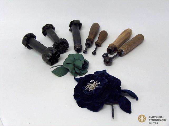 Orodje za izdelavo umetnih rož (izsekači in gladilniki) za krašenje klobukov / Ljubljana / iz zbirke SEM / foto J. Žagar. Orodje za izdelavo umetnih rož (izsekači in gladilniki) za krašenje klobukov / Ljubljana / iz zbirke SEM / foto J. Žagar.