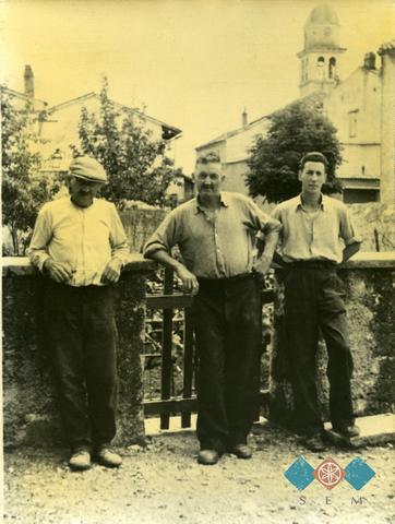 Trije Babčevi ribiči: Janez Caharija (nono), Avgust Caharija (oče) in Zdravko Caharija (sin) 50. leta 20. stoletja. Družinska zbirka Caharija.