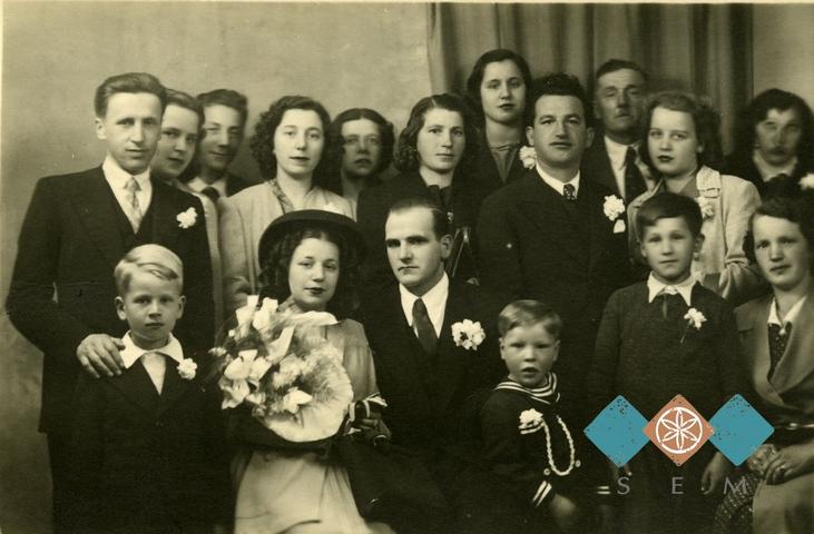 Poroka Ane Caharija in Viktorja Petelina, Bogdanovih staršev 6. april 1944. Družinska zbirka Caharija.