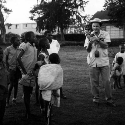 Boris Kuhar s kamero med otroci v Afriki 