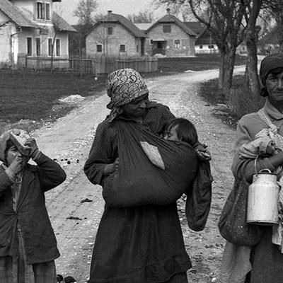 Foto: Peter Naglič, Rominji z otroki na cesti v Šmarci leta 1933, hrani Dokumentacija SEM