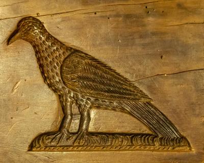 Izrezljan ptič na modelu za kruhek, stalna razstava Med naravo in kulturo, Slovenski etnografski muzej. 