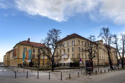 Pogled na upravno in razstavno hišo SEM