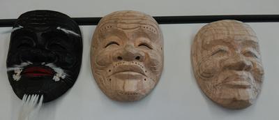 maske, imenovane »omote«, ki so tradicionalno izrezljane iz lesa japonske ciprese in poslikane z naravnimi pigmenti