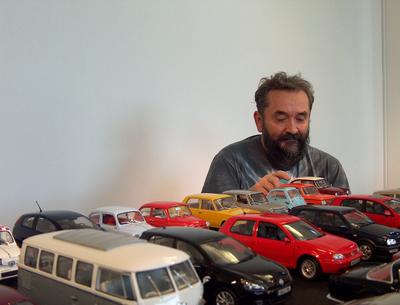 Lastnik zbirke z svojimi modeli avtomobilov