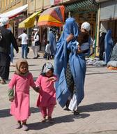 Ženske v burkah na ulici Herata, 2011, foto: Ralf Čeplak Mencin.