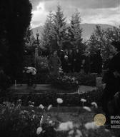 Fotografije Petra Nagliča prikazujejo 1. november leta 1932 in 1933 na pokopališču v Homcu. Hrani: Dokumentacija SEM.
