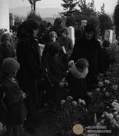 Fotografije Petra Nagliča prikazujejo 1. november leta 1932 in 1933 na pokopališču v Homcu. Hrani: Dokumentacija SEM.