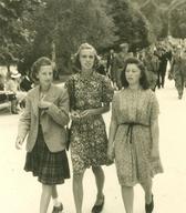 Ženske na promenadi v Tivoliju, pred 2. sv. vojno, foto: Karel Holynski. Hrani Dokumentacija SEM.