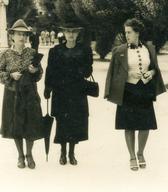 Ženske na promenadi v Tivoliju, pred 2. sv. vojno, foto: Karel Holynski. Hrani Dokumentacija SEM.